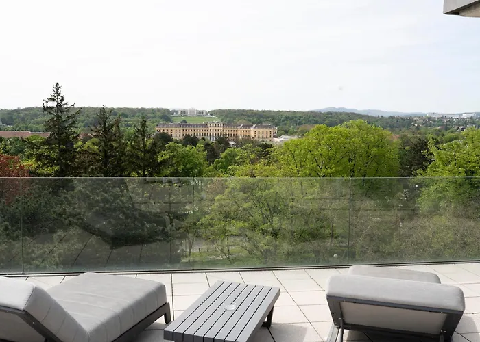 Regal Retreat: Luxurious With Schoenbrunn Palace Panorama Βιέννη